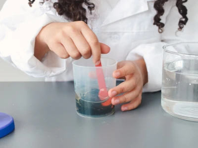 実際に手を動かして学ぶ様子