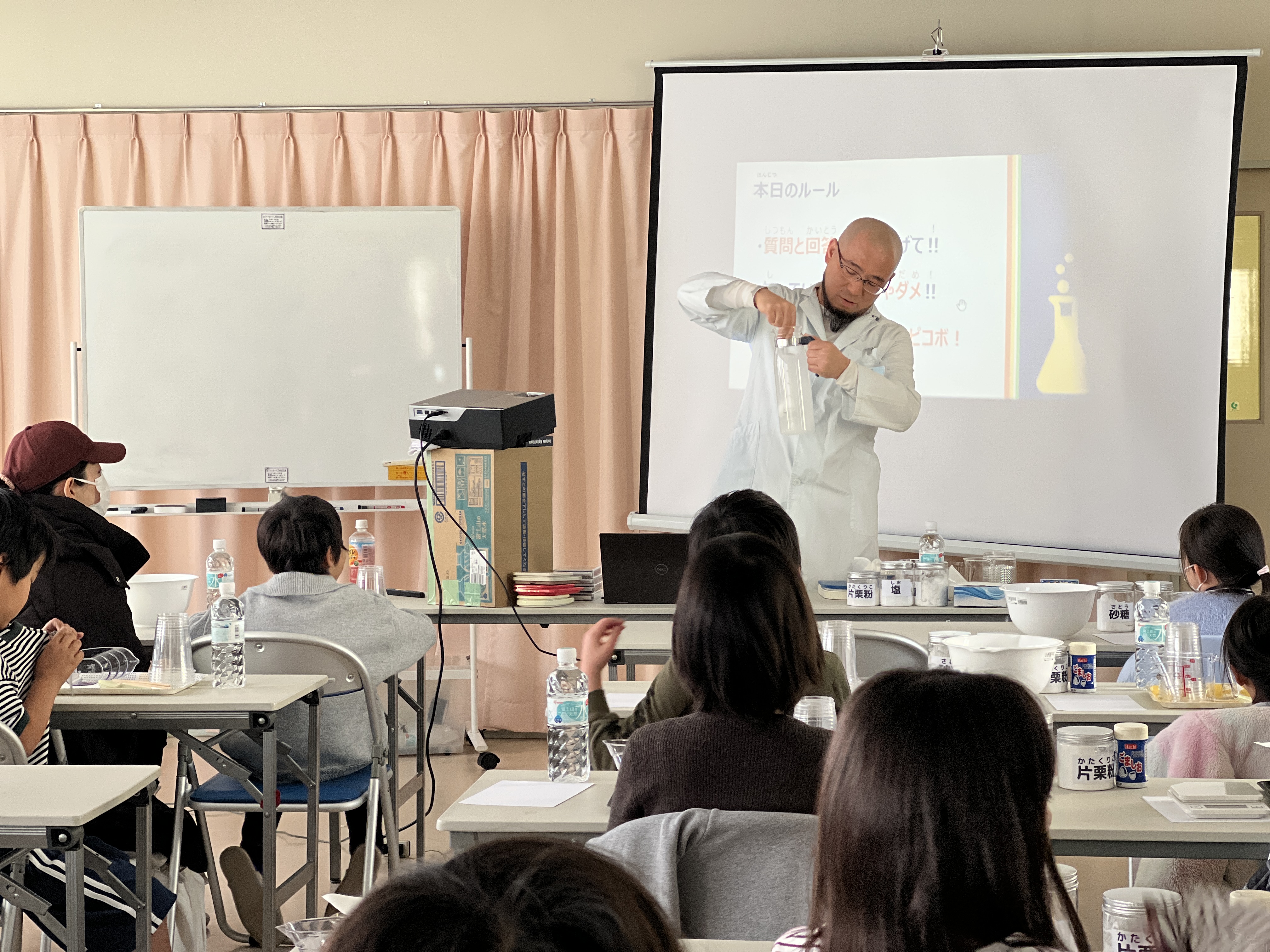 ミギー先生の理科実験教室の様子