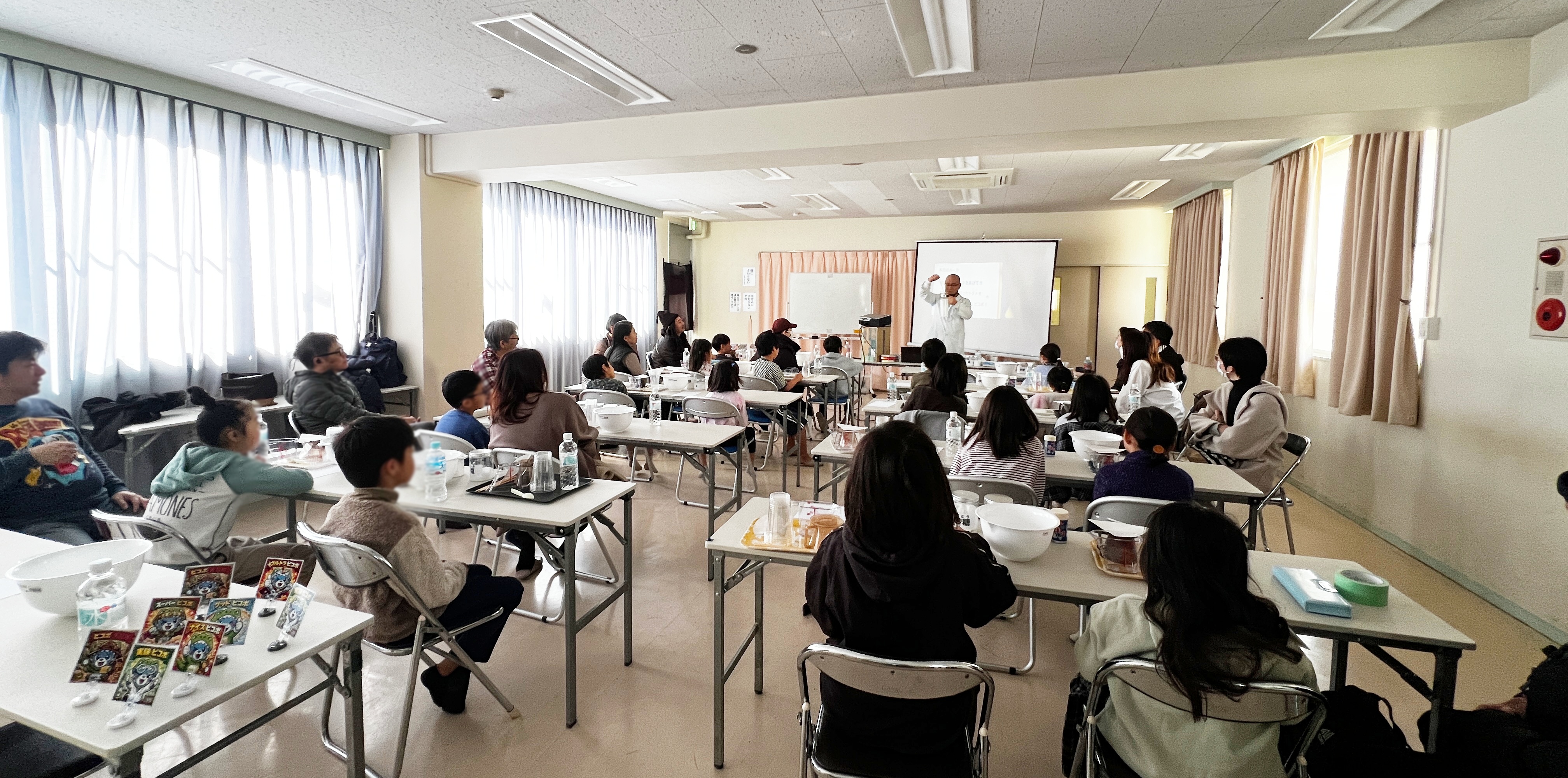 ピコっとラボ第1回の教室全景、たくさんの参加者で賑わうようす