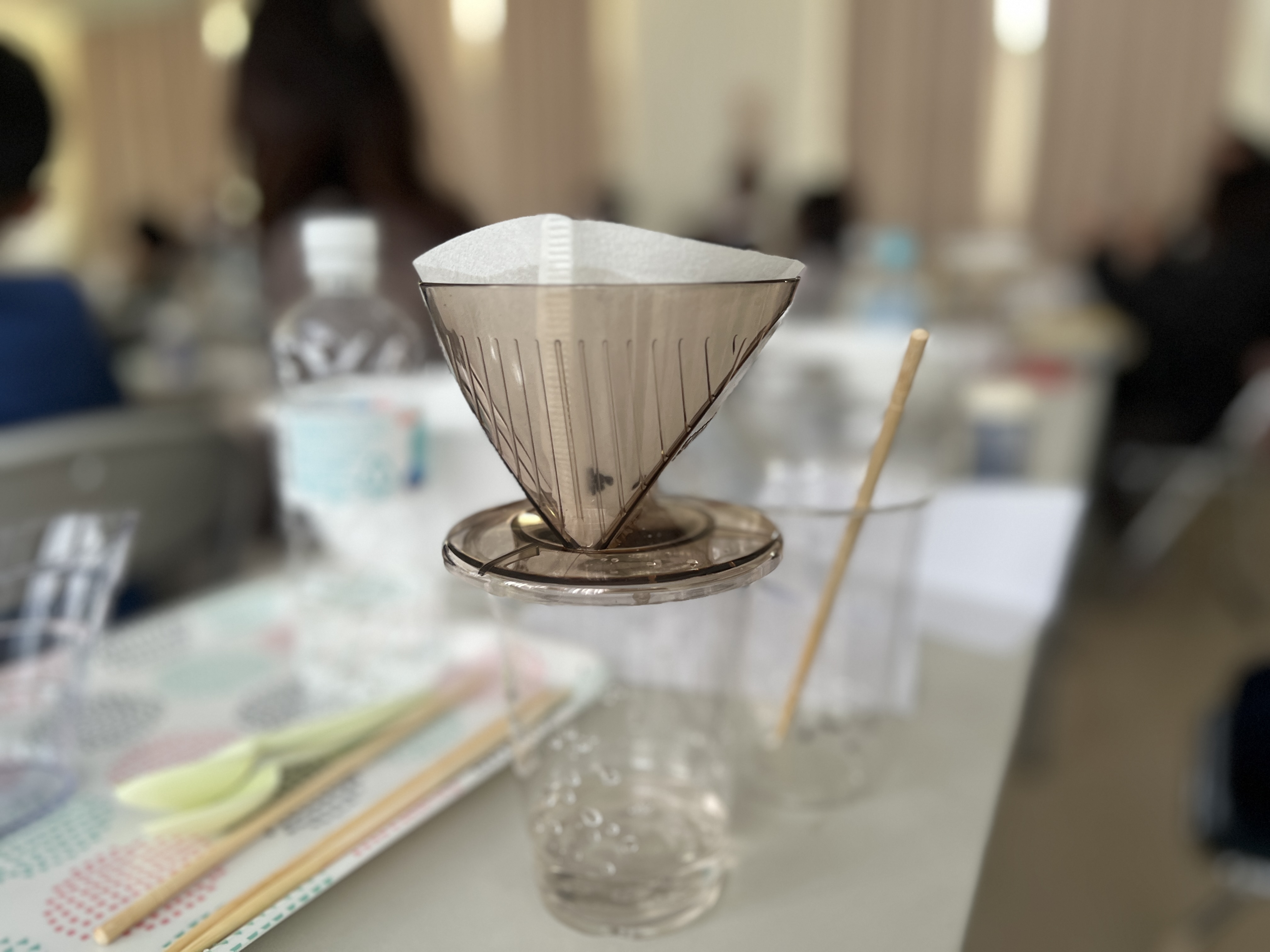 コーヒードリッパーとフィルターを使ったろ過実験の装置