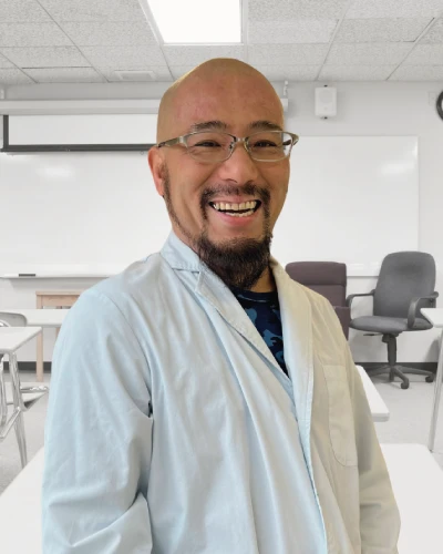 ミギー先生（実験教室担当講師）