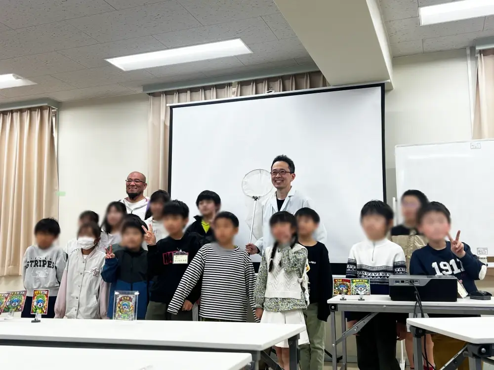 ピコっとラボ第1回・生き物教室の集合写真、たくさんの参加者で賑わうようす