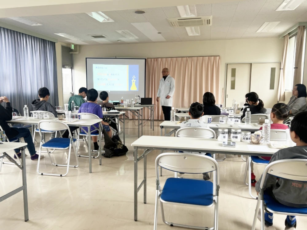 実験に取り組む子どもたちのようす