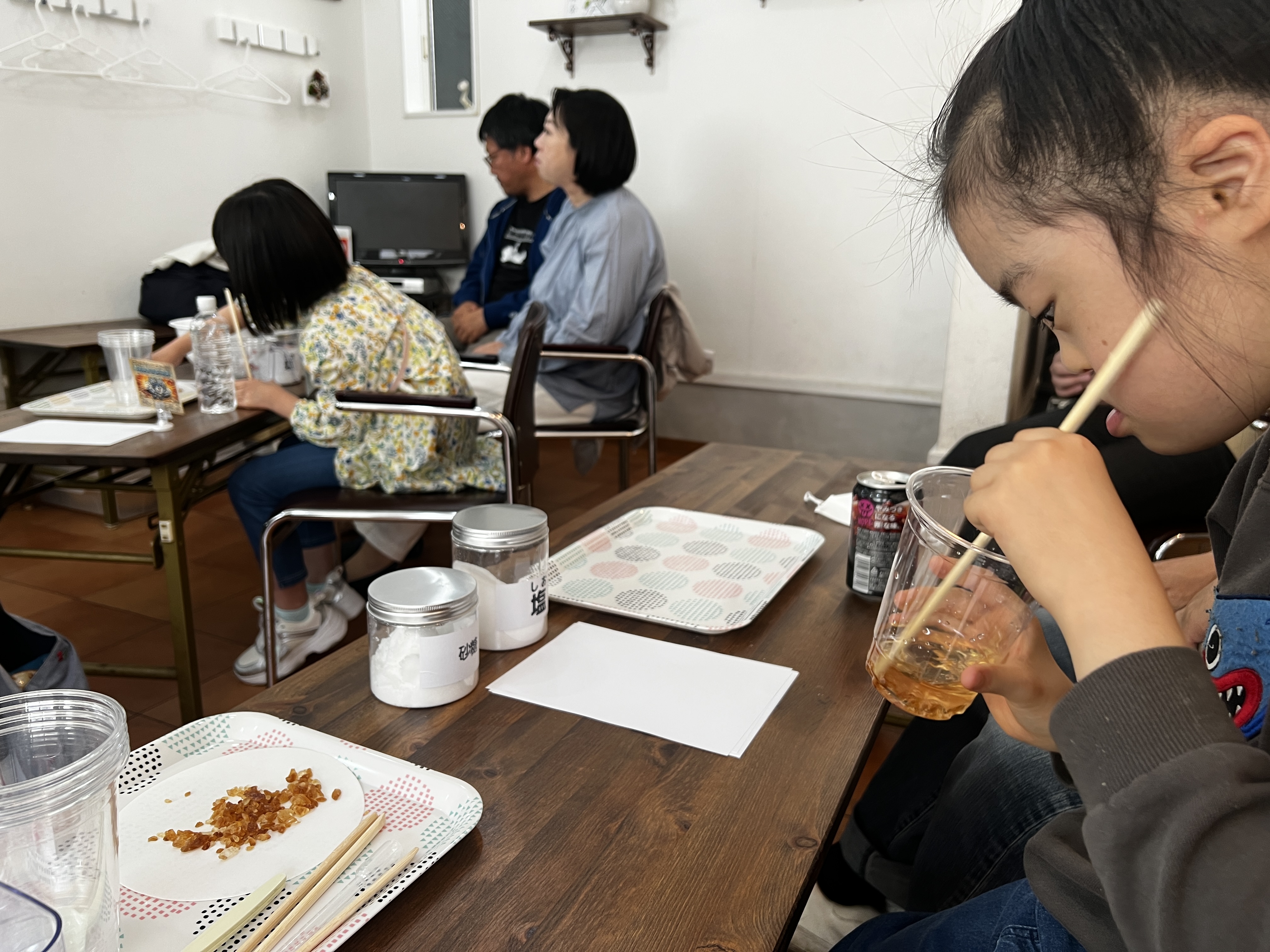 カップの中でゆっくり色が広がっていくようすを観察する子ども